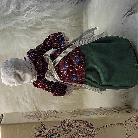 3/$25 Avon Vintage The Early Settler Doll - Picture 3 of 4